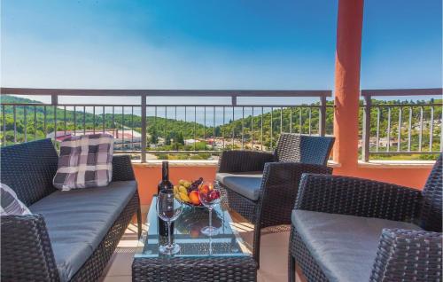 Cozy Apartment In Makarska With Wifi