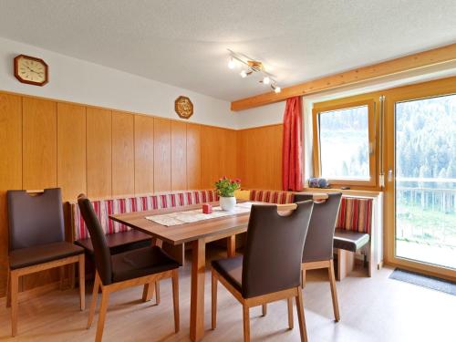 Spacious Apartment in Tyrol with Mountain View Kappl