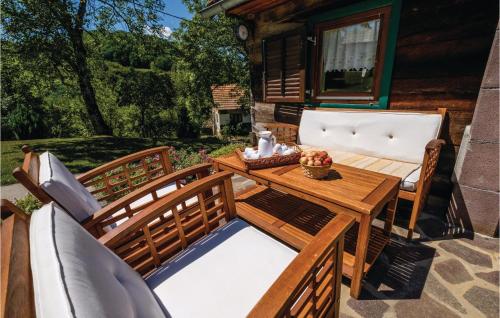 beranda/teres, Two-Bedroom Holiday Home In Ozalj in Oroslavje