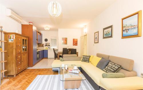 Lovely Apartment In Makarska With Wifi
