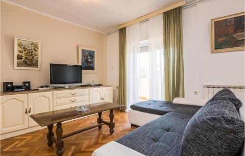 8 Bedroom Gorgeous Home In Kozino