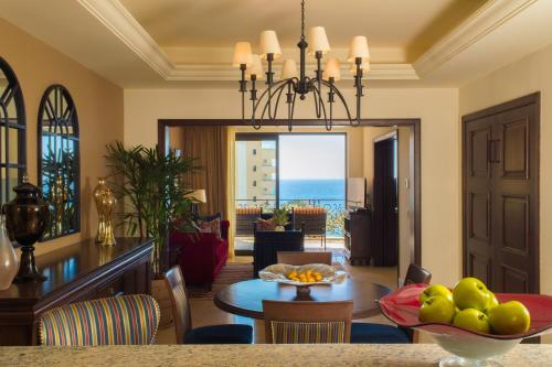 Deluxe One-Bedroom Suite image 7