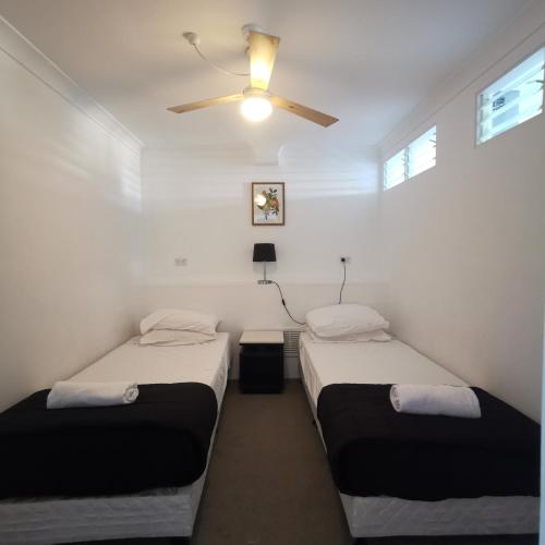 Deluxe Two-Bedroom Apartment image 9