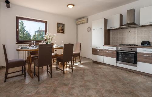 Gorgeous Home In Cista Velika With Kitchen