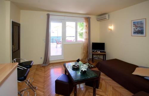 One-Bedroom Apartment with Terrace and Sea View -Roosewelt Street image 9