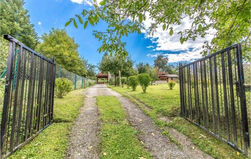  Beautiful home in Bosiljevo with 4 Bedrooms and WiFi in Bosiljevo