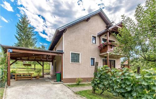  Beautiful home in Bosiljevo with 4 Bedrooms and WiFi in Bosiljevo