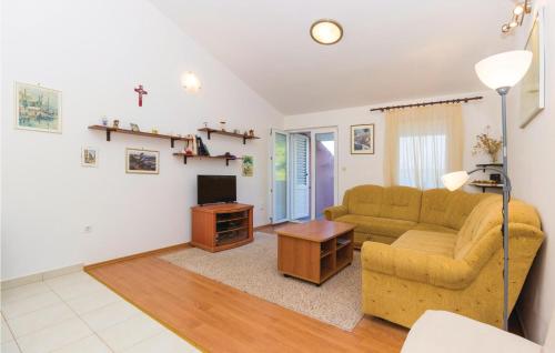  Two-Bedroom Apartment in Nevidane in Neviđane