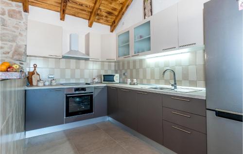 virtuve, Awesome Home In Unesic in Unešić