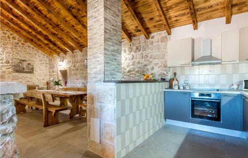 virtuve, Awesome Home In Unesic in Unešić