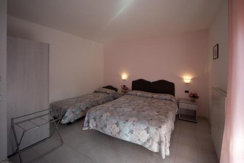 2 queen beds, 1 twin bed