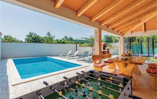 Peldbaseins, Holiday Home Barban 53 in Sajini