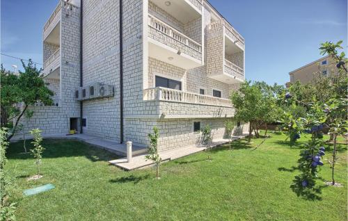  Two-Bedroom Apartment in Kastel Kambelovac, Pension in Kaštela