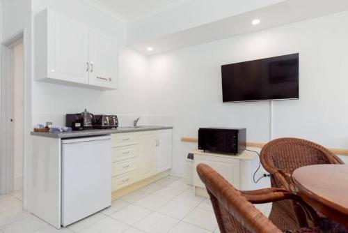 Konyha, A3 Modern Apt with Free Parking and Private Bathroom in Joondalup