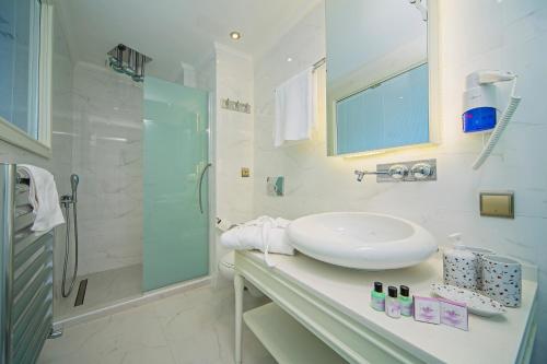 One-Bedroom Apartment with Balcony 