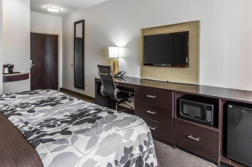 Sleep Inn & Suites - image 10