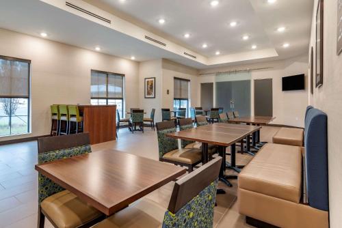 Comfort Suites Newnan - main image