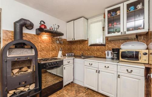 مطبخ, Nice Home In Plaski With House A Panoramic View in Plaski