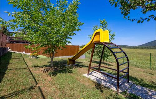 حديقة, Nice Home In Plaski With House A Panoramic View in Plaski