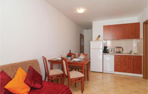 Cozy Apartment In Supetar With Kitchen