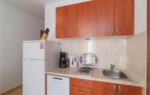 Cozy Apartment In Supetar With Kitchen
