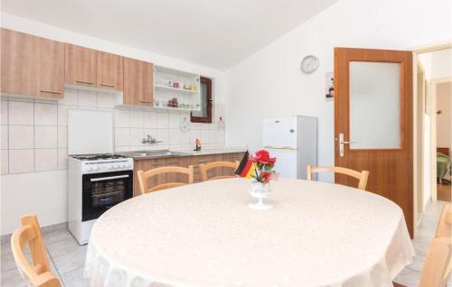 廚房, Two-Bedroom Apartment In Razanac in 拉扎納