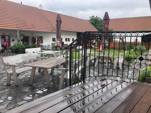 ทัศนียภาพภายนอกโรงแรม, Penzion a hospoda Na statku in ฮลูโบกา นาด เวลทาวู