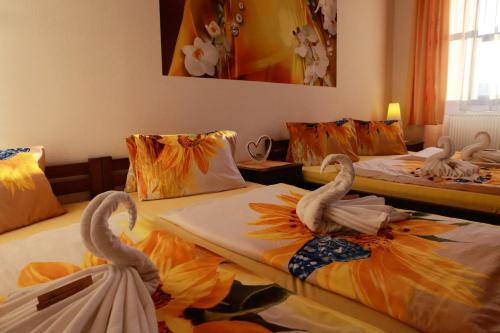 4 twin beds