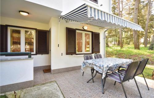  One-Bedroom Apartment in Necujam in Nečujam
