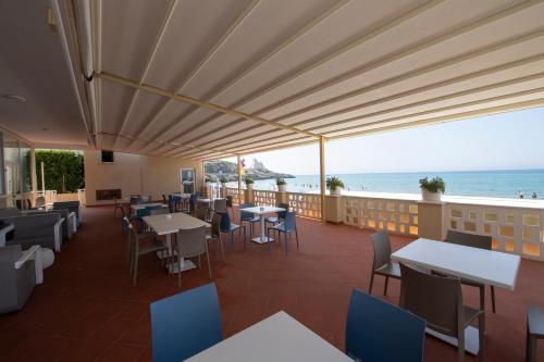 陽台/露台, 阿爾伯格斯仁內拉酒店 (Albergo La Sirenella) in 斯佩隆加
