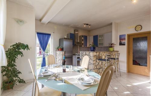 virtuve, Stunning Home In Plomin With Wifi in Vozilici