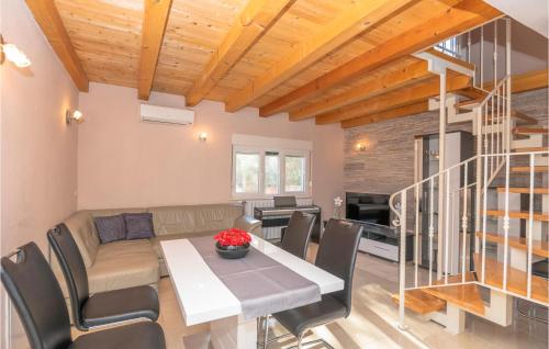 Gorgeous Home In Stari Grad With Wifi