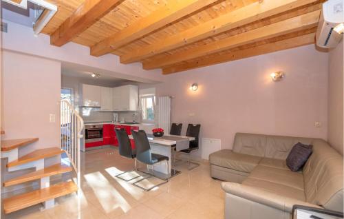 Gorgeous Home In Stari Grad With Wifi