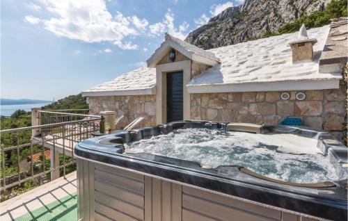 Stunning Home In Baska Voda With 3 Bedrooms, Jacuzzi And Wifi - Baška Voda