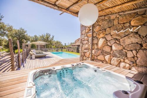 Villa de 7 chambres avec piscine privee jacuzzi et jardin clos a Porto Vecchio a 6 km de la plage gîte à louer Gialla