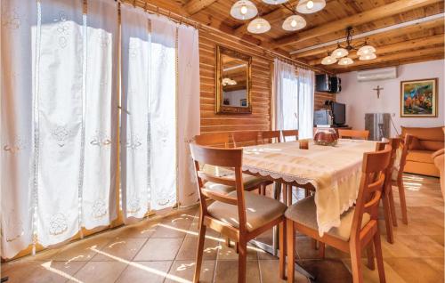 Cozy Home In Jastrebarsko With Kitchen