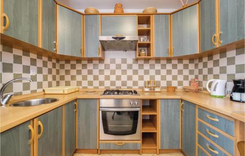 Cozy Home In Jastrebarsko With Kitchen