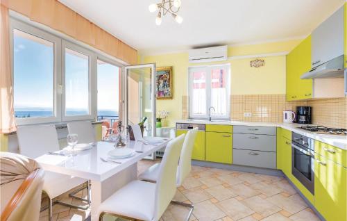 Konyha, 1 Bedroom Awesome Apartment In Volosko in Pobri