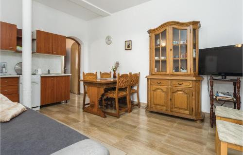 2 Bedroom Pet Friendly Apartment In Lovrecica