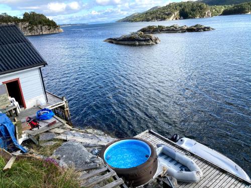 . Bergen/Sotra: Sea cabin. Spa. Fishing. Boat