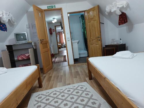 2 double beds