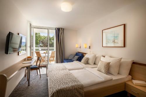 2 twin beds, 1 sofa bed