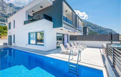Stunning Home In Makarska With Jacuzzi