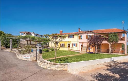  Two-Bedroom Apartment in Kastelir, Pension in Kaštelir