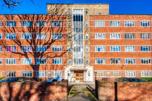 Warm and welcoming Home in Putney by UnderTheDoormat