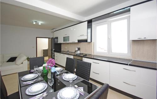 Gorgeous Home In Veliki Prolog With Kitchen