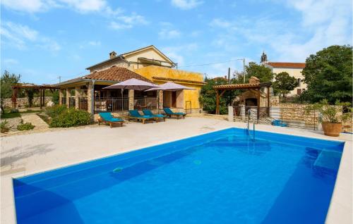 Nice home in Kras with 2 Bedrooms, WiFi and Outdoor swimming pool - Kras