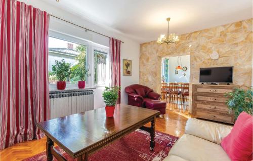 3 Bedroom Cozy Apartment In Kostrena