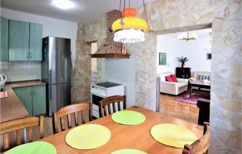 3 Bedroom Cozy Apartment In Kostrena