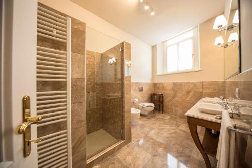 Lady Capulet Apartments - image 2